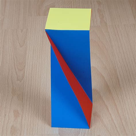 Modelo de papel de un prisma rectangular torcido (antiprisma rectangular)