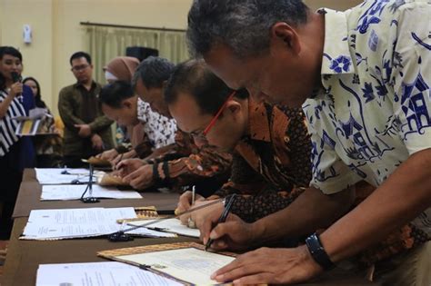 Pakta integritas adalah juga menjadi sebuah prasyarat investasi sosial ditengah merebaknya krisis kepercayaan di masyarakat dewasa ini.komitmen atas kebenaran ini penting agarskema kebijakan. Tingkatkan Profesionalisme, Pejabat Ditjen Perkeretaapian ...