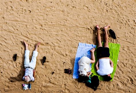 무료 이미지 남자 바닷가 모래 사람들 소녀 모험 자고있는 흙 수건 편안한 눕다 샌들 연장자 노인 Free Download