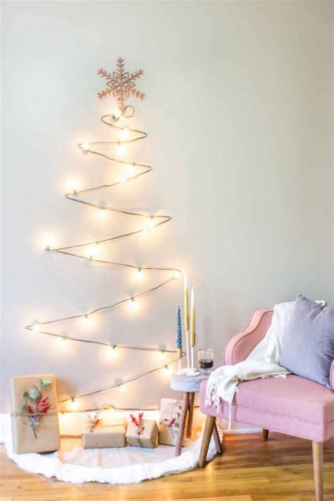 Yang anda butuhkan hanyalah kapur tulis dan ornamen seperti lampu untuk menghiasi gambar pohon natal di dinding. Pohon Natal Dari Ranting Bambu / Pohon natal dari ranting kayu. - Afotax