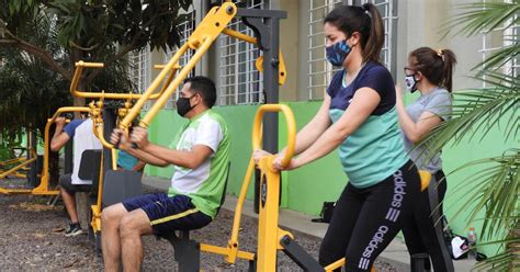 Clases De Gimnasio Al Aire Libre En La Secretaría De Deportes