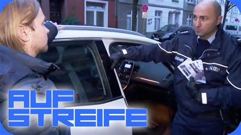 Eine nachbarin ruft besorgt die polizei, weil ein auto schon seit mehreren wochen vor ihrem haus parkt. ESKALATION! Ex-Freund stalkt Frau bis nach Hause | Auf ...