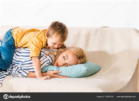 Lindo Niño Sonriente Abrazando Madre Durmiendo Sofá Casa Fotografía De
