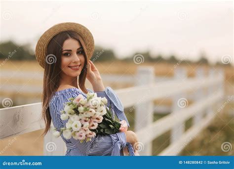 Posse Encantador Da Mulher Gravida Um Ramalhete Das Flores Sorriso