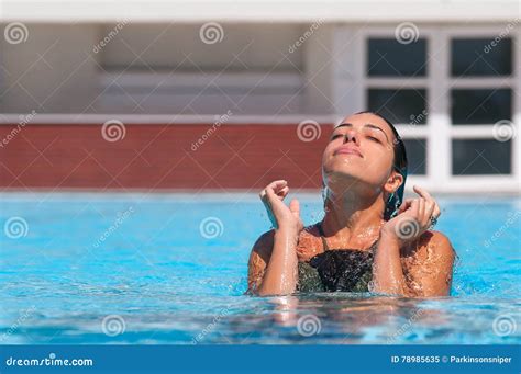 Muchacha Feliz En La Piscina Imagen De Archivo Imagen De Manos Feliz