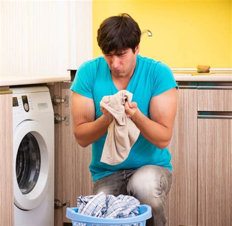 O Jovem Marido Fazendo Roupas Passando Roupa Em Casa Imagem De Stock