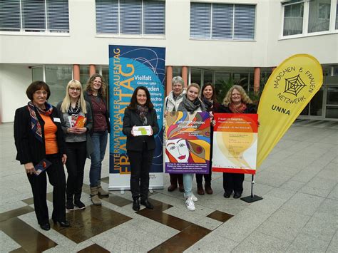 Am internationalen frauentag geht es um shopping, schuhe und blumen verschenken, oder? Internationaler Frauentag in Unna - Bunter Strauß an ...