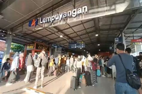 Ribuan Pemudik Mulai Padati Stasiun Lempuyangan Jogjakarta