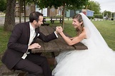 Joven pareja de recién casados ??felices peleando en pulseadas | Foto ...