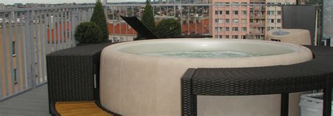 S hoverboardem na střeše mrakodrapu. Stylový vířivý bazén na střeše sedmipodlažního domu ...