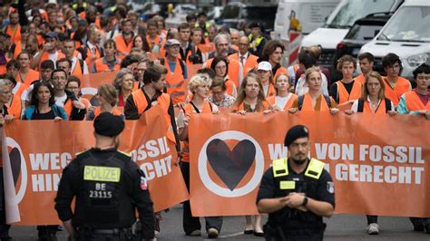 400.000 Euro: Finanz-Spritze für Klima-Kleber befeuert Protest!