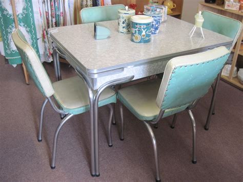 6 dining chairs with a table that extends and retracts. Mid Century Gray Cracked Ice Table and Chairs | Retro ...