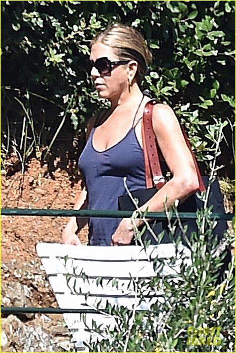 Jennifer Aniston Enjoys Some Fun In The Sun In Italy Photo 4120187
