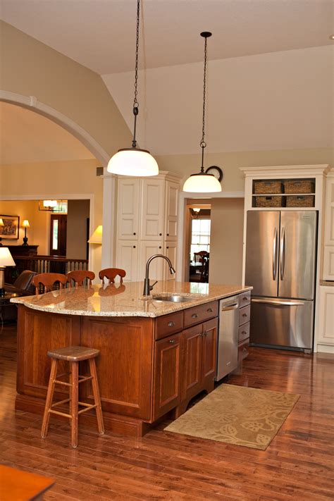 From fitted kitchen island seating to dining options and simple bar stool arrangements, these are the best ways to take the weight off. Island seating on two sides of this single-level island ...