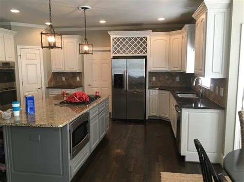 Painting kitchen cabinets with faux finish has got several options to choose from and can cater to your taste. Kitchen Cabinets Faux Painting