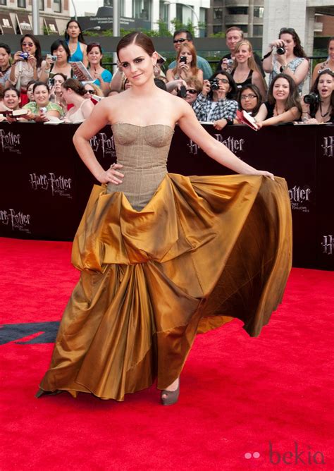 Emma Watson muestra su vestido en la alfombra roja de Nueva York
