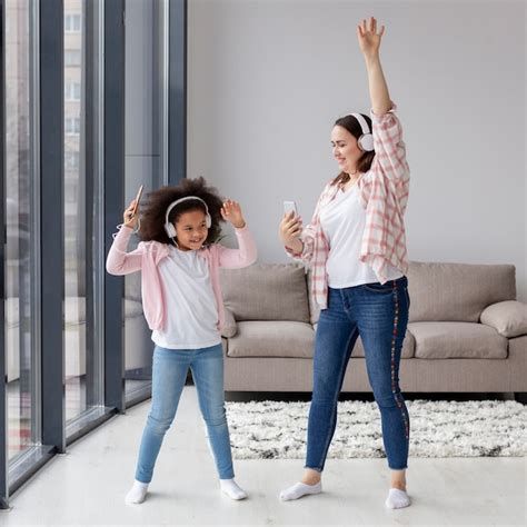 Madre E Hija Bailando Música En Casa Foto Gratis