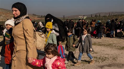 thousands of syrian refugees in turkey rush to border crossing to return home the new york times