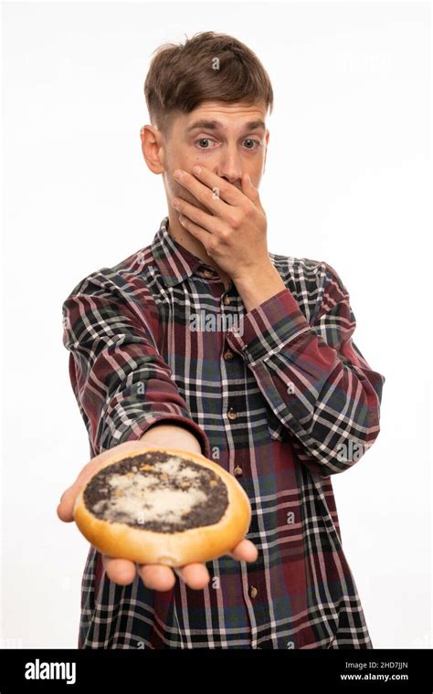 junger hübscher großer schlanker weißer mann mit braunen haaren die den mund bedecken und