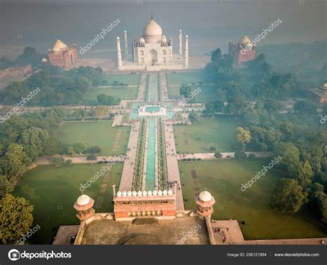 Luchtfoto Van Taj Mahal In Agra India Bedekt Met Ochtend Mist