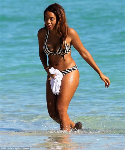 Angela Simmons Pours Curves Into Striped Bikini To Soak Up The Sunshine In Miami Daily Mail Online