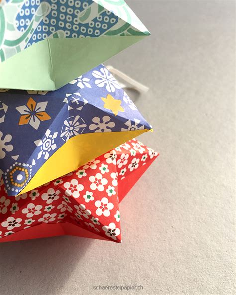 Mit hilfe der papierfaltkunst ist es möglich auch ohne schere und klebstoff schöne und stabile schachteln oder dekorative geschenkverpackungen zu kreieren. Geschenkbox Origami Schachtel Anleitung Pdf : Evigami ...