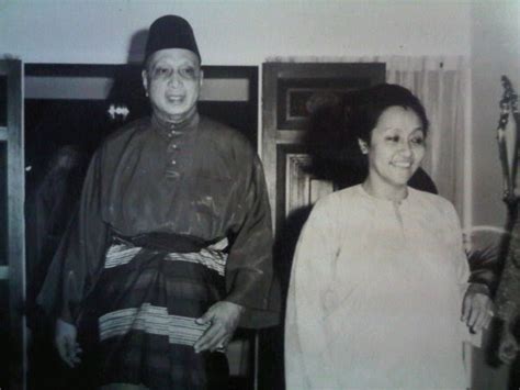 Founder of the most esteemed family 2) y.a.m. WZWH: Bonda Tengku Azlan Mantan Ahli Parlimen Jerantut Mangkat