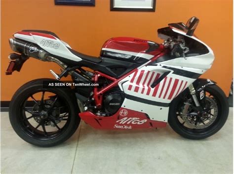 Belt driven desmodromic, dohc, 4 valves per cylinder. Ducati 848 Evo Corse Se 2012