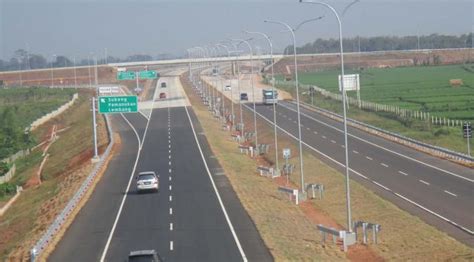 Arus lalu lintas terkendali karena diberlakukan contra flow arah. Perbaikan Jalan Ambles Akibat Longsor di Tol Cipali KM 92, Pengendara Diminta Hati-hati - KBK ...