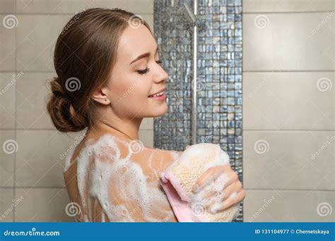 Junge Frau Bedeckt Mit Dem Seifenschaum Der Dusche Nimmt Stockbild Bild Von Schaumgummi