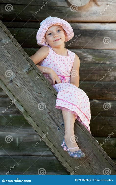 Het Grappige Meisje In Panama Zit Op Een Ladder Stock Afbeelding
