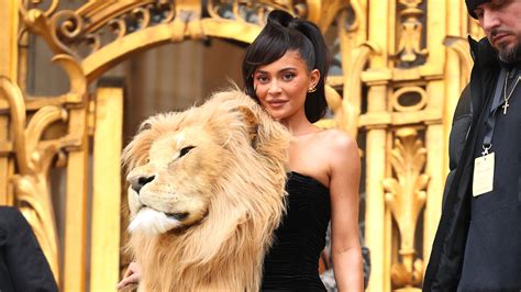 Kylie Jenner’s Lion Head Outfit Stuns At Schiaparelli Show The New York Times