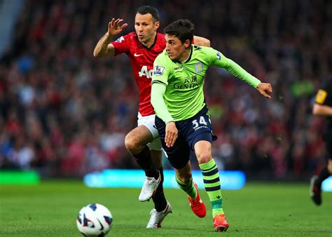 Pogba and shaw are overloading cash down the united left/villa right. S P O R T I F Y: Man Utd 3 - 0 Aston Villa