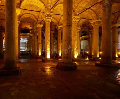 La Cisterna De La Basílica Estructura Del Depósito De Agua Subterránea Del Emperador