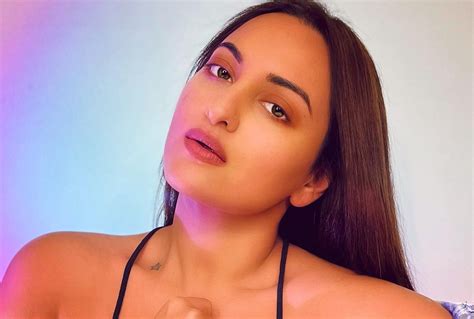Sonakshi Sinha Crossed All Limits Of Boldness Showed Bra In Open Shrug Did Hot Photoshoot