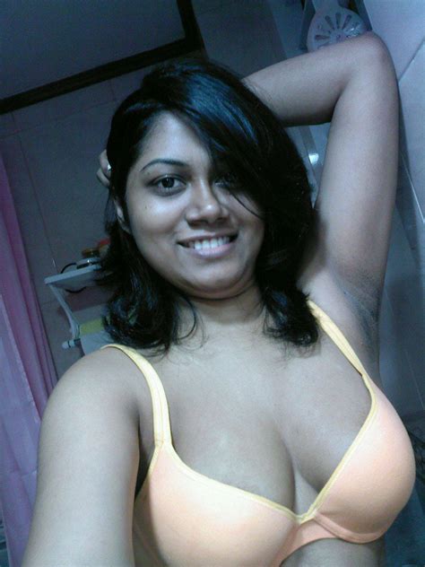 Indian Gujrati Bhabi Ki Boobs Nude Photo Gallery