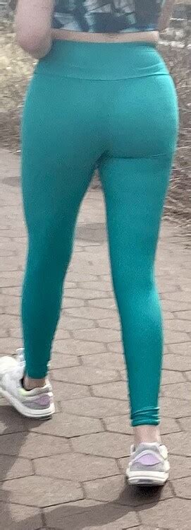 Amazing Cleavage And Ass In Green Yoga Pants Spandex Leggings And Yoga
