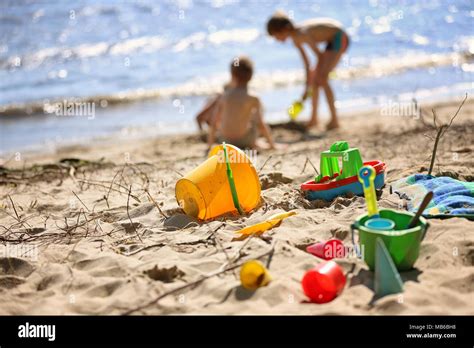 Niños Jugando En La Playa Fotografías E Imágenes De Alta Resolución Alamy