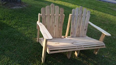 Having a look on the back view of the chair the pallet wood crafters would realize some of the technicalities that are beyond the understanding and comprehension of the common users. Wooden Pallet Adirondack Bench Chair | Pallet Ideas