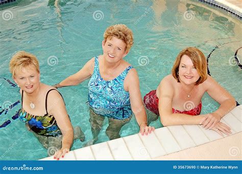 Ltere Frauen Im Pool Stockfoto Bild