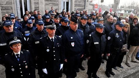 Carcassonne Hommage Aux Policiers Assassinés Dans La Cour Du Commissariat Lindependantfr