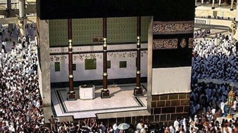 The inside view of kaaba.only three pillars,and few items and nothing else. Here's what the Kaaba looks like from inside | The Express ...