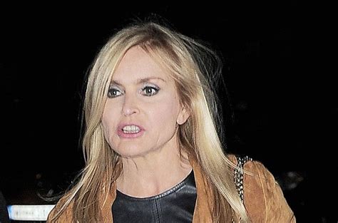 They will not be notified. Monika Olejnik w drapieżnej stylizacji na pokazie. Płaszcz ...