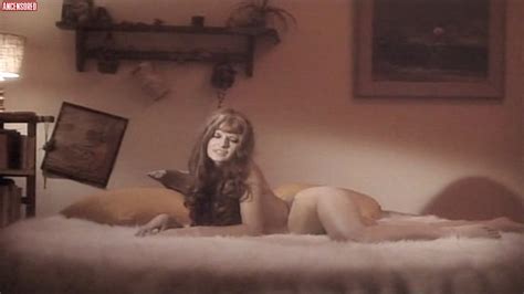 Naked Anne Libert in Les confidences érotiques d un lit trop accueillant