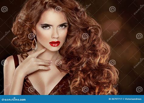 Pelo Rojo Rizado Largo Retrato Hermoso De La Mujer De La Moda Belleza