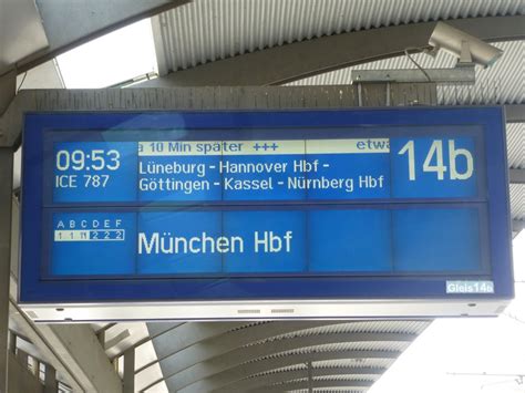 «noch vor 25 jahren hatte der hauptbahnhof ein oberirdisches gleis 1, von dem aus die. Hier der Zugzielanzeiger des ICE 787 nach München Hbf auf ...