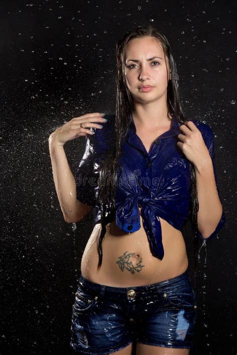 Bella Ragazza Bagnata Con Il Tatuaggio Sotto Pioggia Fotografia Stock Immagine Di Bellezza