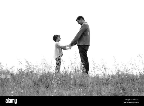 Padre E Hija Agarrados De La Mano Imágenes De Stock En Blanco Y Negro