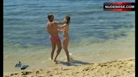 Agnes Soral Topless On Beach Un Moment D Egarement NudeBase Com