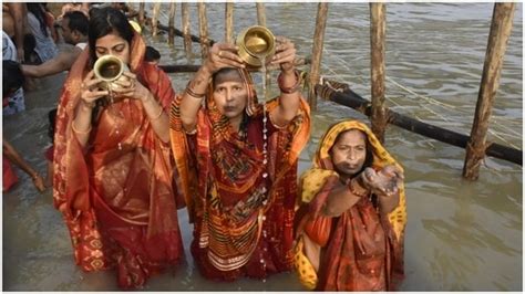 Chhath Puja 2021 Devotees Across India Offer Evening Arghya To Sun God Hindustan Times